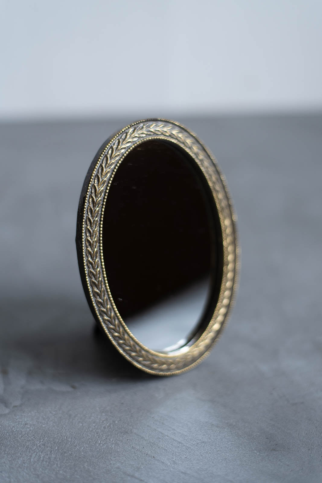 Resin Oval Mirror Leaf