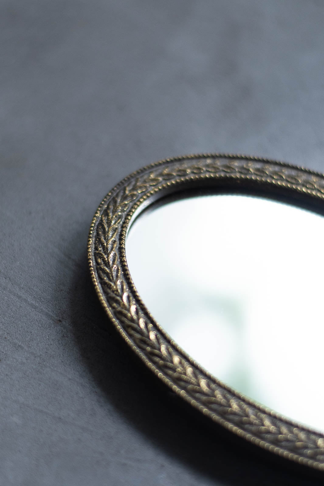 Resin Oval Mirror Leaf