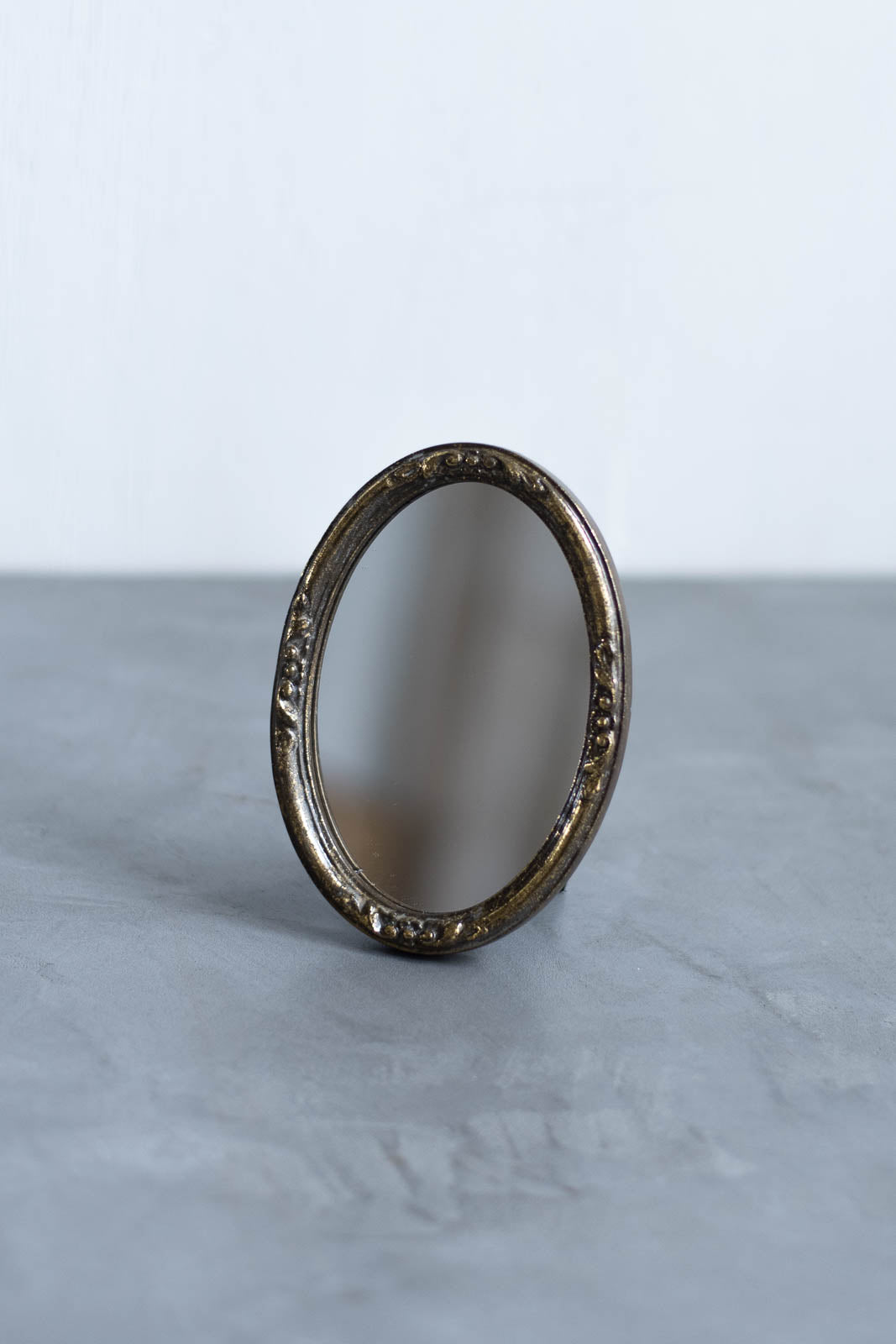 Resin Oval Mirror Acanthus