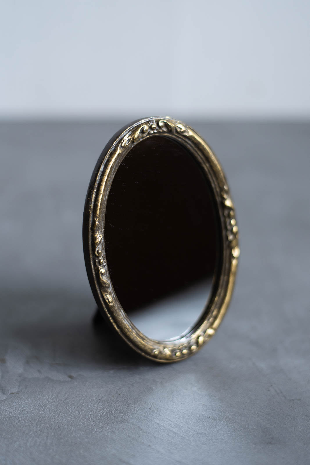 Resin Oval Mirror Acanthus