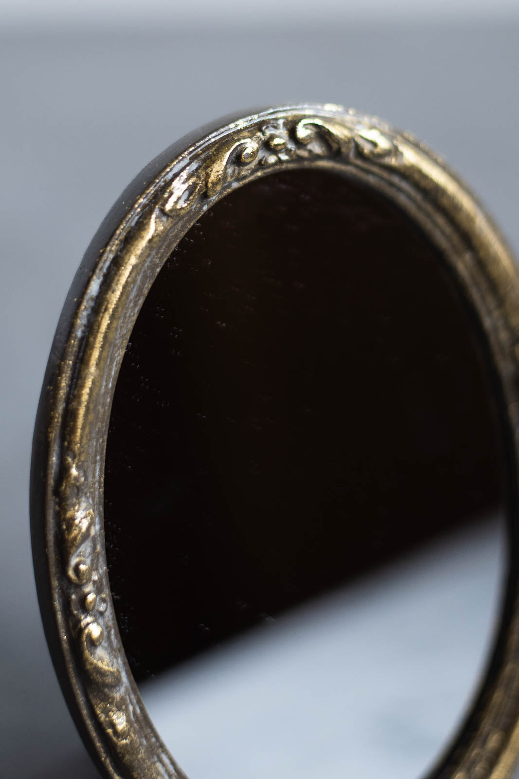 Resin Oval Mirror Acanthus