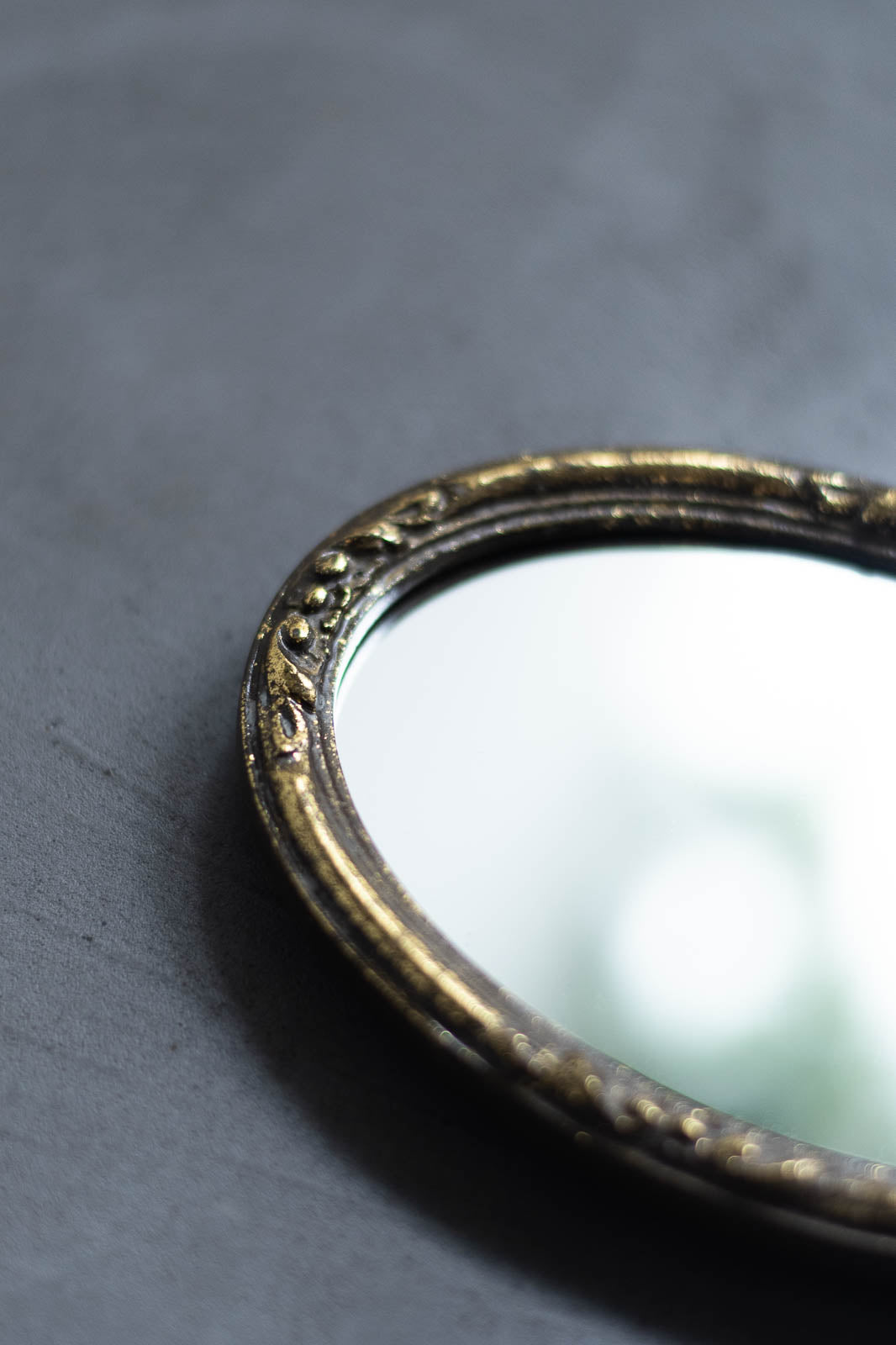 Resin Oval Mirror Acanthus