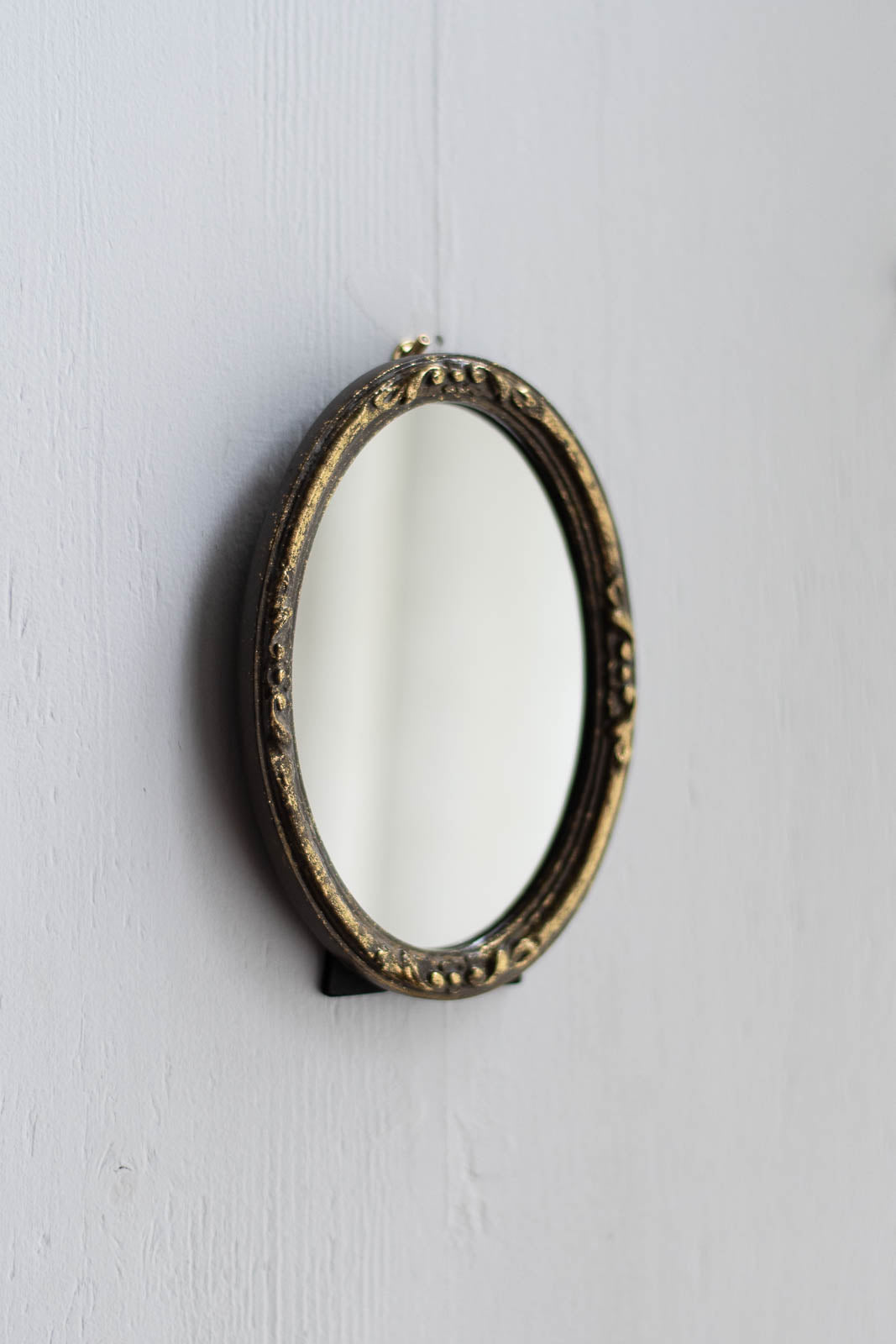 Resin Oval Mirror Acanthus