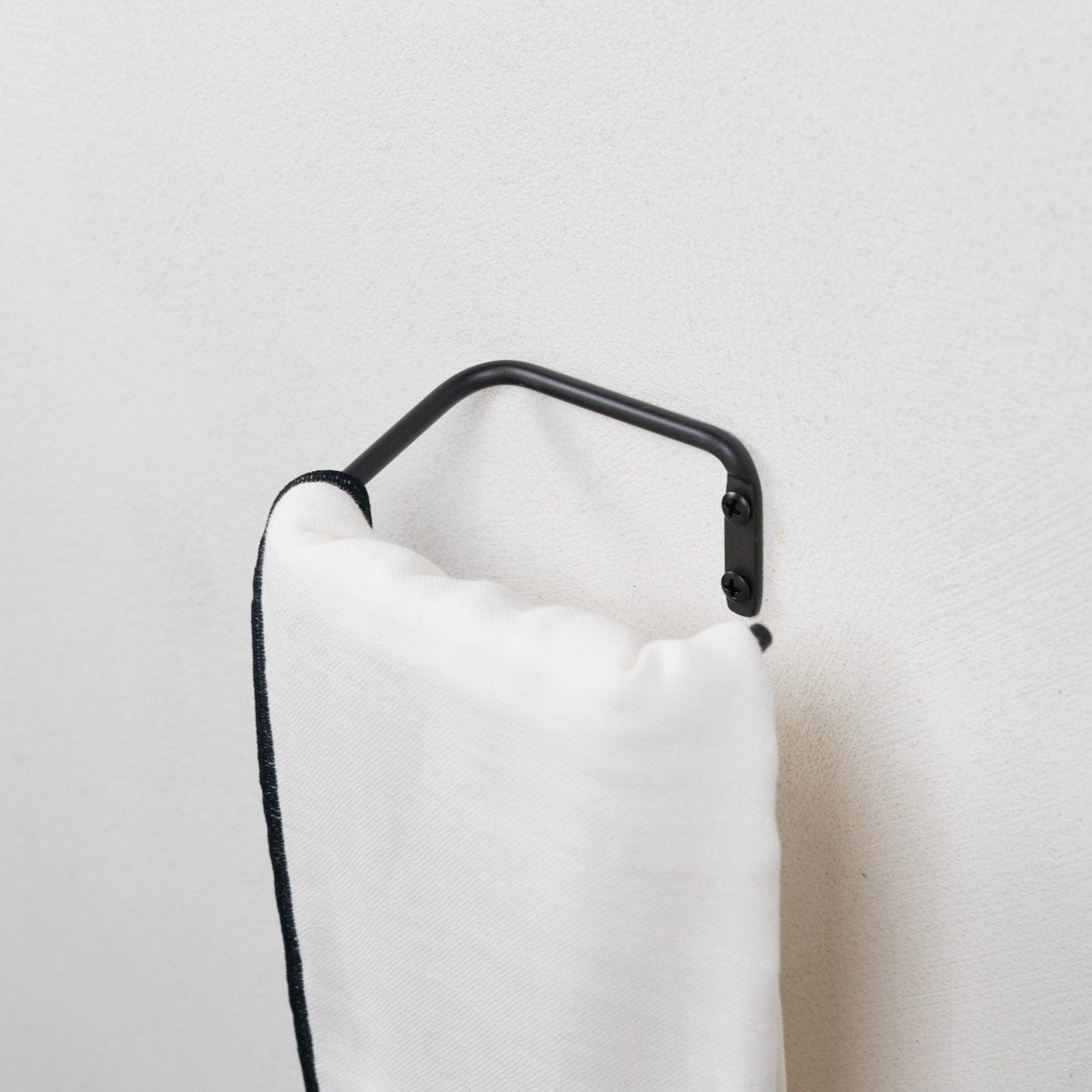 【Bent】Line hanger BK